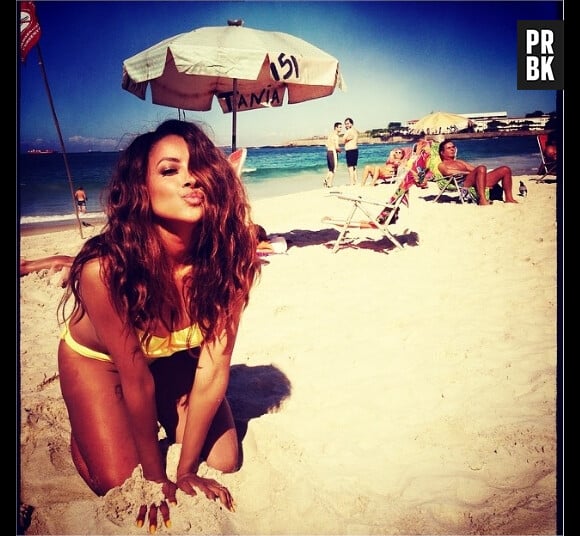 Kat Graham pose sexy sur la plage sur Instagram en juin 2014