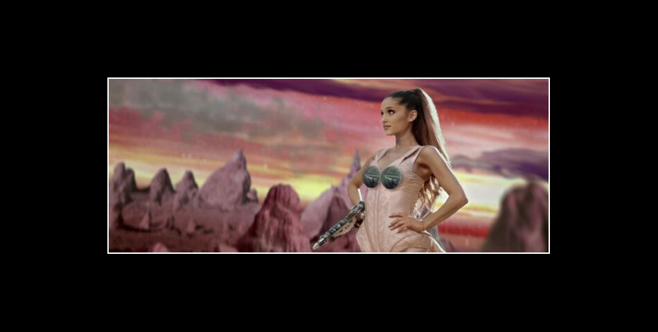  Ariana Grande : une dr&amp;ocirc;le de poitrine dans le clip de Break Free 