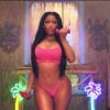 Nicki Minaj en bikini-string rose fluo dans le clip anaconda