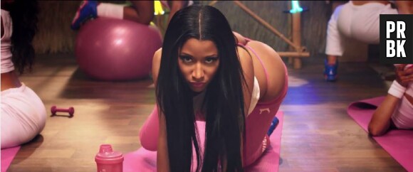 Nicki Minaj en string : vue plongeante sur ses fesses