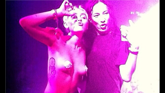 Miley Cyrus : topless pour une soirée de la Fashion Week