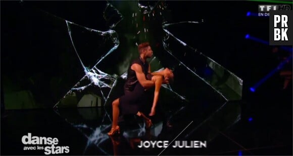 Joyce Jonathan et Julien Burgel lors du premier prime de Danse avec les Stars 5 le 27 septembre 2014