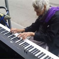 Natalie, la mamie pianiste virtuose... un peu flippante