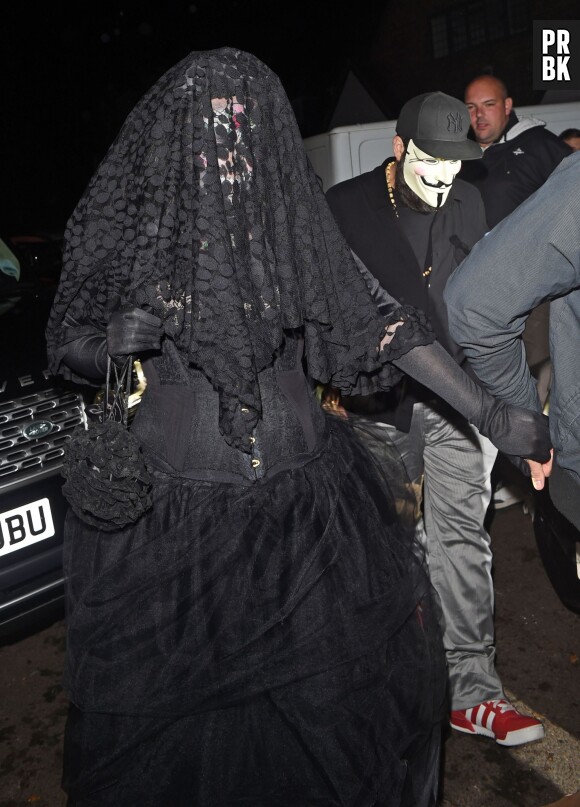 Adele en veuve noire incognito à Halloween 2014