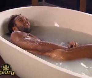 Koh Lanta 2014 : Laurent nu dans son bain