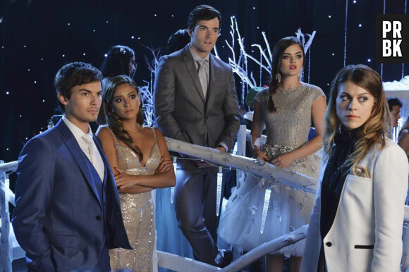 Pretty Little Liars saison 5, épisode 13 : Caleb, Emily, Ezra, Aria et Paige sur une photo