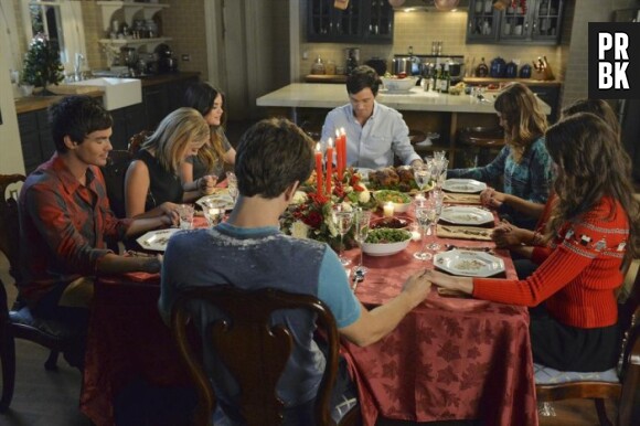Pretty Little Liars saison 5, épisode 13 : dîner pour les personnages sur une photo