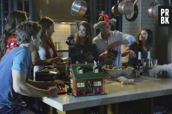 Pretty Little Liars saison 5, épisode 13 : Toby, Spencer, Emily, Paige, Ezra et Aria sur une photo