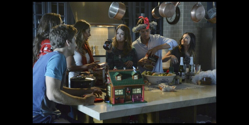 Pretty Little Liars saison 5, épisode 13 : Toby, Spencer, Emily, Paige, Ezra et Aria sur une photo
