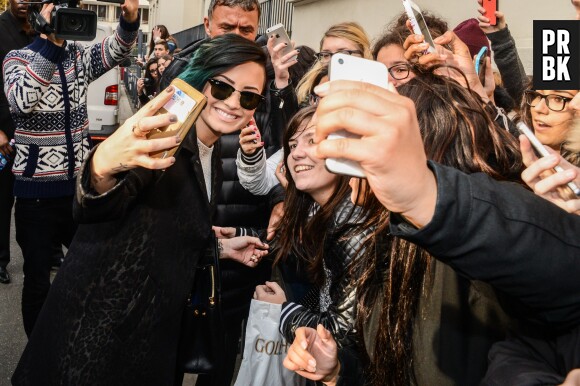 Demi Lovato prend la pose à Paris devant les studios de NRJ le 21 novembre 2014