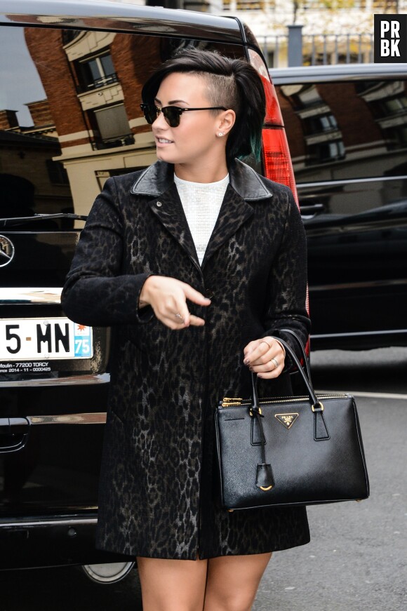 Demi Lovato : sa coiffure à Paris devant les studios de NRJ le 21 novembre 2014
