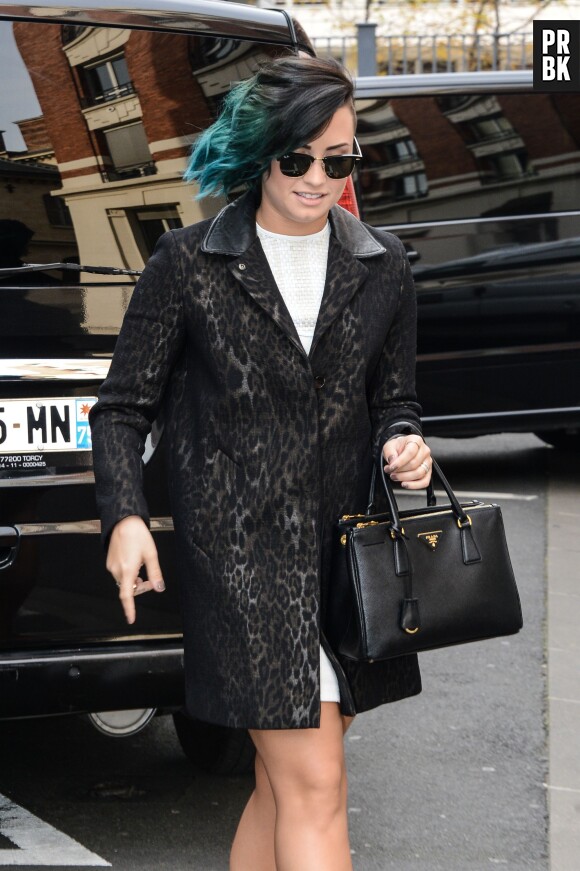Demi Lovato très classe à Paris devant les studios de NRJ le 21 novembre 2014