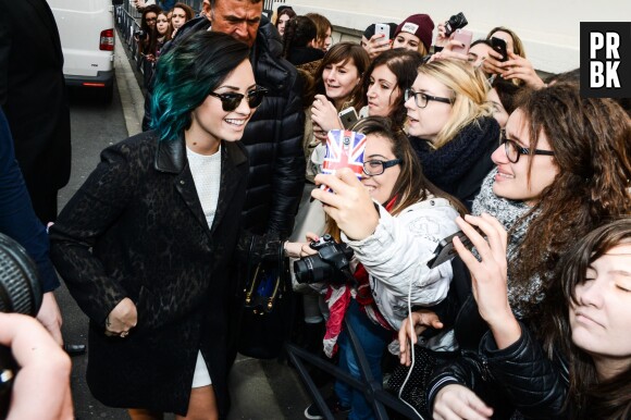 Demi Lovato : sa recontre avec ses fans devant les studios de NRJ le 21 novembre 2014