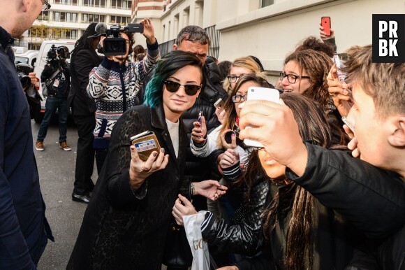 Demi Lovato rencontre ses fans à Paris devant les studios de NRJ le 21 novembre 2014