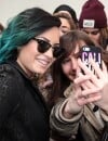 Demi Lovato et ses fans à Paris devant les studios de NRJ le 21 novembre 2014