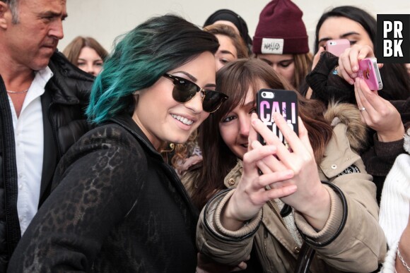 Demi Lovato et ses fans à Paris devant les studios de NRJ le 21 novembre 2014