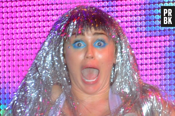 Miley Cyrus : décolleté et string lors du show d'ouverture de l'Art Basel à Miami, le 3 décembre 2014