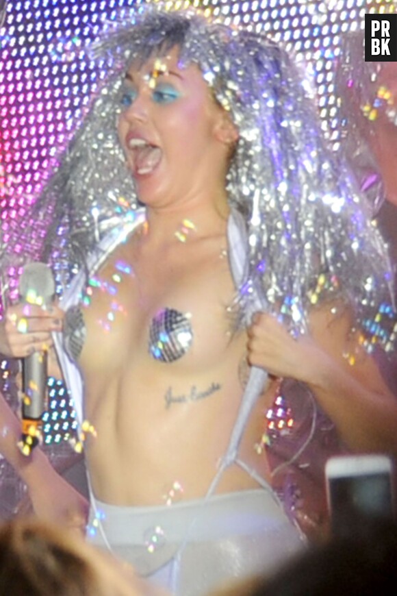 Miley Cyrus : décolleté et string lors du show d'ouverture de l'Art Basel à Miami, le 3 décembre 2014