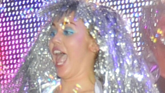 Miley Cyrus : cache-tétons, string et perruque à paillettes pour l'Art Basel 2014