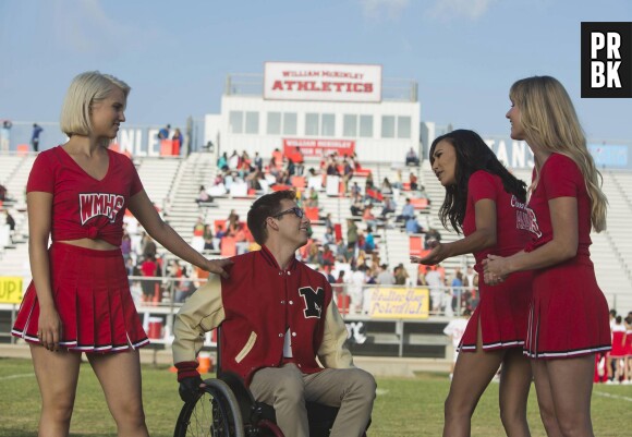 Glee saison 6, épisode 2 : Quinn, Artie, Santana et Brittany sur une photo