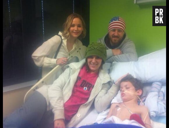 Jennifer Lawrence auprès d'un enfant malade à l'hôpital Kosair, le 24 décembre 2014