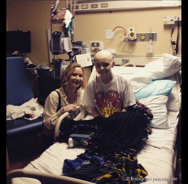 Jennifer Lawrence : l'actrice au chevet d'un enfant malade, à l'hôpital Kosair de Louisville, le 24 décembre 2014
