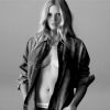 Lara Stone sexy pour sa campagne Calvin Klein