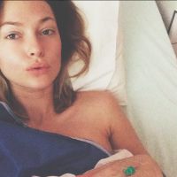 Caroline Receveur opérée : photo depuis son lit d&#039;hôpital pour donner de ses nouvelles