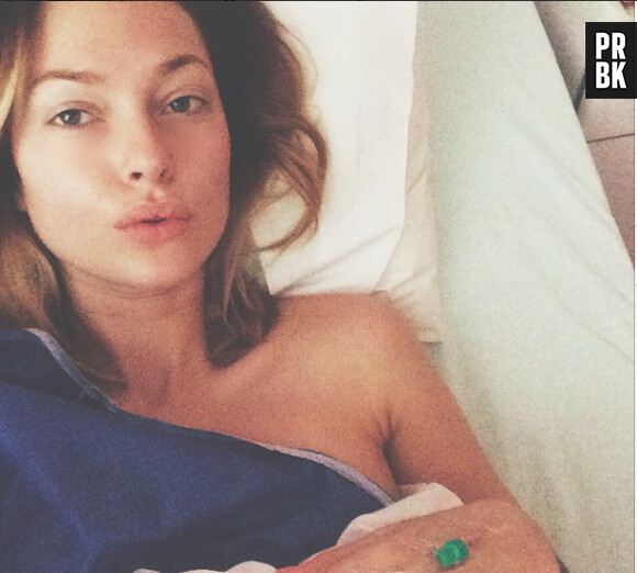 Caroline Receveur : photo sur son lit d'hôpital, le 10 janvier 2015 sur Instagram