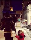  Emilie Nef Naf et sa fille Ma&euml;lla main dans la main &agrave; la neige en janvier 2015 