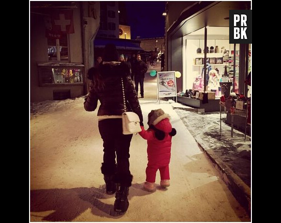 Emilie Nef Naf et sa fille Maëlla main dans la main à la neige en janvier 2015