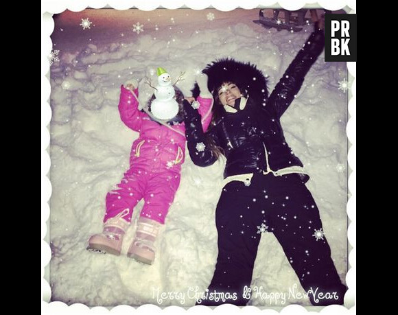 Emilie Nef Naf et sa fille Maëlla s'amusent en Suisse, en janvier 2015
