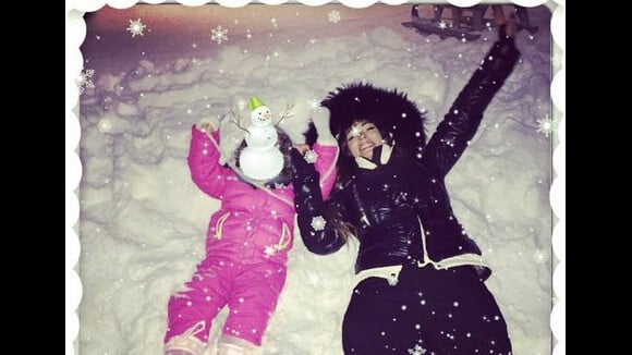 Emilie Nef Naf et sa fille complices pendant des vacances à la neige