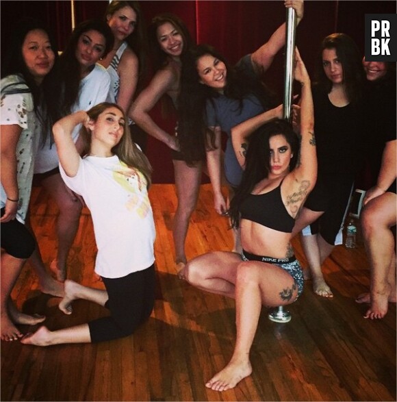 Lady Gaga en plein cours de pole dance lors de la Bachelorette party d'une amie, le 25 janvier 2015