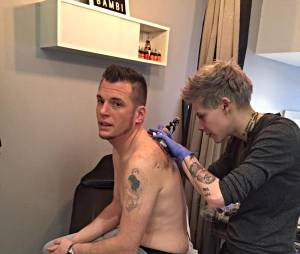 Norbert Tarayre chez le tatoueur pour un hommage &agrave; ses filles