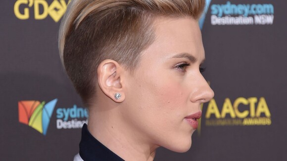 Scarlett Johansson se rase le crâne : une coupe de cheveux à la Miley Cyrus