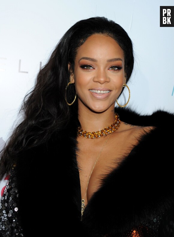 Rihanna souriante et décolletée à la cérémonie des Fashion LA Awards, le 22 janvier 2015 à Los Angeles