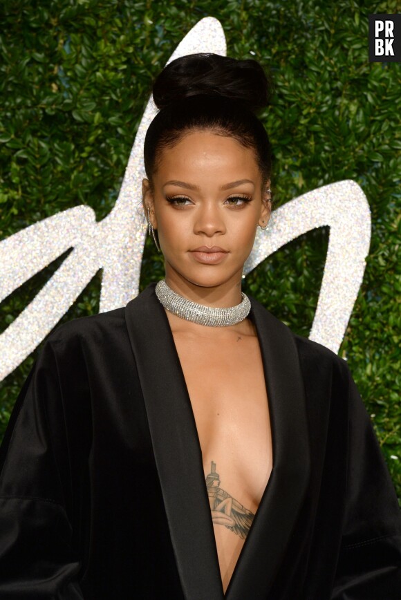 Rihanna zappe le soutien-gorge aux British Fashion Awards 2014, le 1er décembre 2014 à Londres