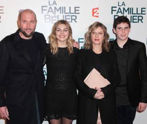 François Damiens avec Louane, Karine Viard et Luca Gelberg du casting de La Famille Bélier