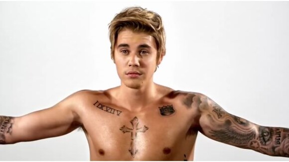 Justin Bieber sexy, torse nu et... victime d'un jet d'oeufs