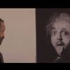 John Rachid en Albert Einstein dans une vidéo promotionnelle du film Projet Almanac