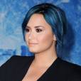  Demi Lovato et ses cheveux bleus sur le tapis rouge de La Reine des Neiges, le 19 novembre 2013 &agrave; Los Angeles 
