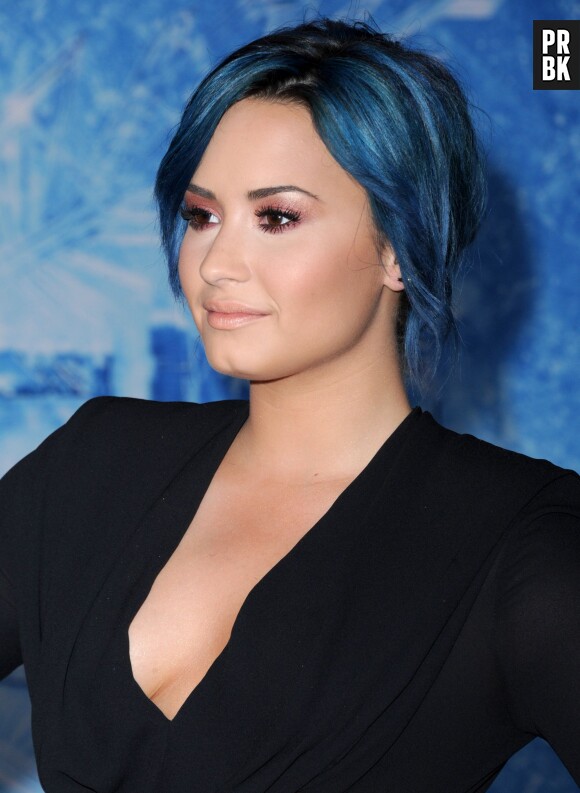 Demi Lovato et ses cheveux bleus sur le tapis rouge de La Reine des Neiges, le 19 novembre 2013 à Los Angeles