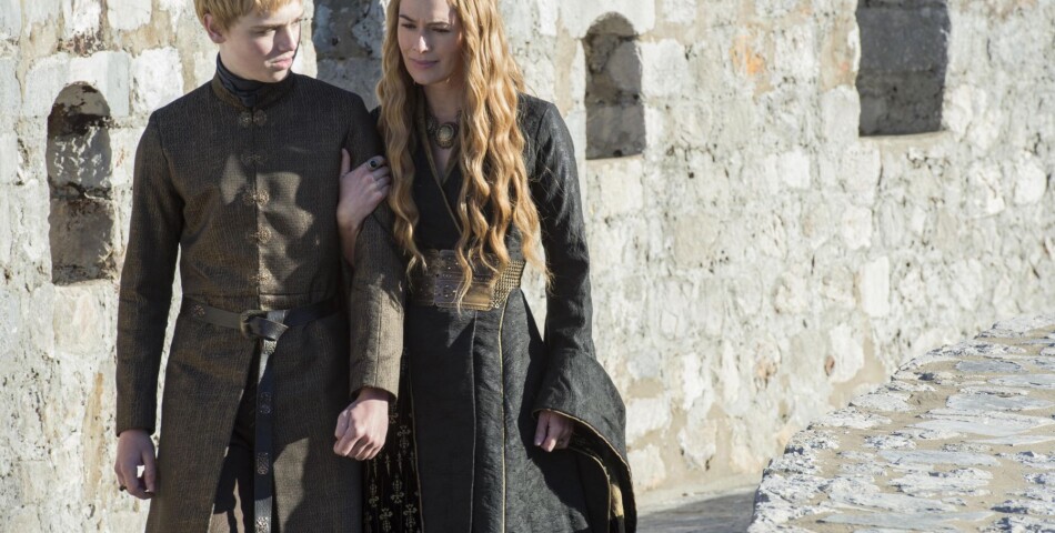 Game of Thrones saison 5 : Dean-Charles Chapman et Lena Headey sur une photo