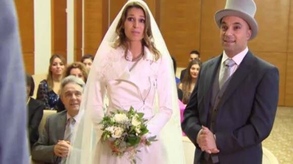 Laury Thilleman se marie à un inconnu lors d'une cérémonie cauchemardesque