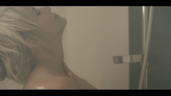 Adixia (Les Ch'tis) nue sous sa douche dans un clip sexy dédié à Paga