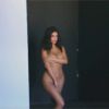Kim Kardashian pose nue dans l'émission L'incroyable famille Kardashian