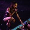 Ariana Grande sexy sur scène pendant un concert