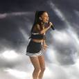  Ariana Grande sexy sur sc&egrave;ne en tenue de pom-pom girl 