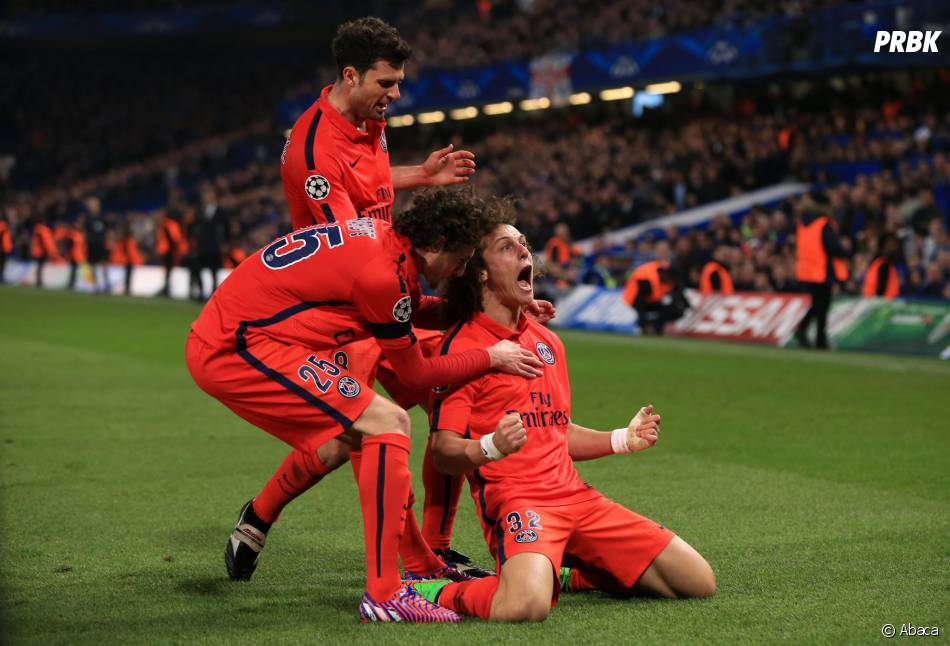 David Luiz, le défenseur du PSG, célèbre son but contre ...